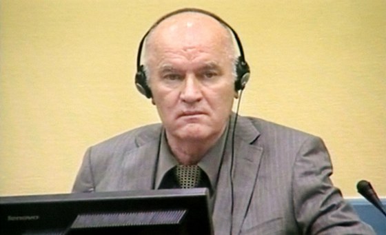 Bývalý velitel bosenskosrbské armády Ratko Mladi u soudního tribunálu v Haagu. (3. ervna 2011)