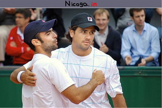 Juan Sebastian Cabal (vlevo) a Eduardo Schwank na Roland Garros 2011
