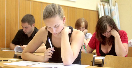 Studentka beneovského gymnázia Tereza Mariková pi písemné maturitní zkouce