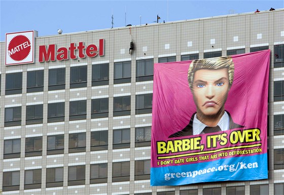 Aktivisté Greenpeace rozvinuli na budov spolenosti Mattel v kalifornském El Segundu transparent, na kterém Ken oznamuje Barbie, e se s ní rozchází.