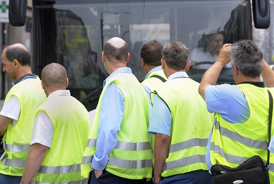 Protestující dopraváci blokovali kolegy, kteí se stávky nezúastnili.