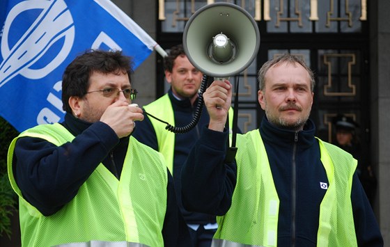 Pedseda odbor Dopravního podniku Ivo Protivínský (vlevo) pi projevu na mítinku