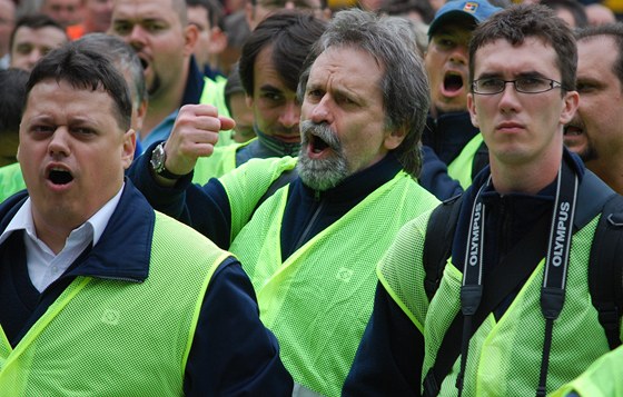 Nálada na mítinku ped magistrátem byla bojovná.