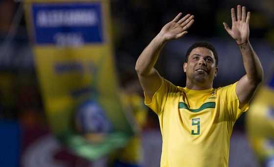 POSLEDNÍ OVACE. Nkdejí nejlepí fotbalista svta Ronaldo nastoupil za brazilskou reprezentaci v píprav proti Rumunsku. Pestoe výkonnost u nemá, diváci v Sao Paulu ho za minulé zásluhy bohat odmnili.
