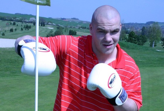 Boxerský ampion Ondej Pála se pustil do kíku s golfem.