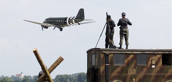 Dakota historické letky RAF na Aviatické pouti v Pardubicích