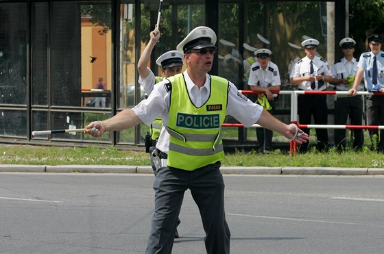 Na rozdíl od spontánních regulovík, kteí si ízení dopravy zkouí posilnni alkoholem, ti skutení absolvují ped svým úinkováním na kiovatkách kolení a ti nejlepí spolu také soutí. Ilustraní foto. 