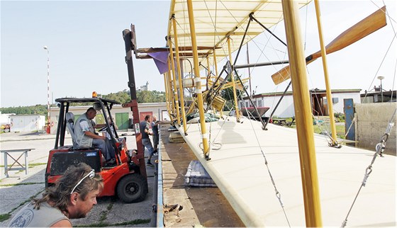 Pesun letadla z letit v Kunticích na Aviatickou pou