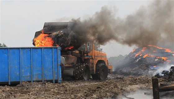 tvrtý den poáru skládky pneumatik v Boru u Skute (9. ervna 2011)