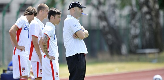Trenér fotbalist do 21 let Jakub Dovalil (vpravo) a jeho svenci Václav Kadlec, Pavel mov a Michael Rabuic