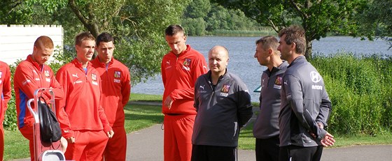 PÍPRAVA U JEZERA. Gecov (zleva), Dokal, Suchý, Pekhart, fyzioterapeut Mahr a asistenti Kouba se Suchopárkem ve Viborgu.
