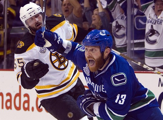 ROZHODNUTO! Raffi Torres z Vancouveru práv vstelil vítzný gól v prvním finále Stanley Cupu proti Bostonu. 