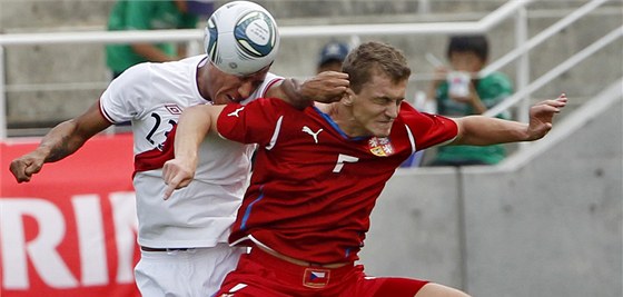 Tomá Necid (vpravo) v jednom ze svých posledních zápas za národní tým proti Peru.