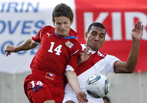 Václav Pila (vlevo) v loském utkání proti Peru. Debutoval, zaujal a za pár msíc se stal v národním týmu oporou.
