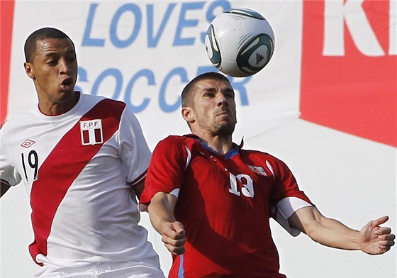 Jan Rezek v ervnovém zápase proti Peru. Nedal gól stejn jako jeho spoluhrái.