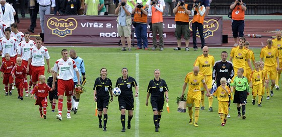 Hrací plocha na stadionu praské Dukly je ve velmi dobrém stavu.