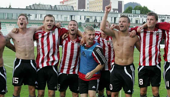 Fotbalisté Viktorie ikov slaví postup do první ligy.