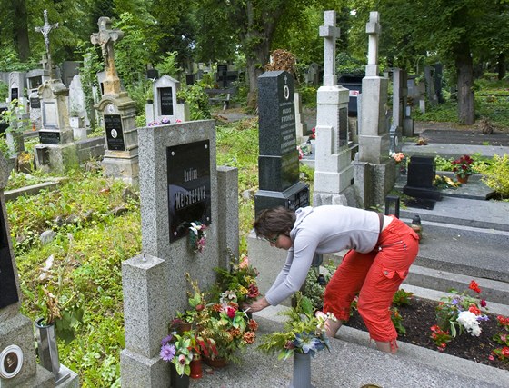 Vázy, lucerny a kytice na ústedním hbitov v Plzni se stále astji stávají terem zlodj. 