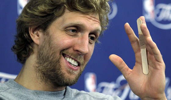 Dirk Nowitzki psobil na tiskové konferenci ped pátým finále NBA unaveným dojmem. Jeho zranný prostedníek na levé ruce zpevovala dlaha.