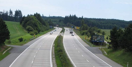 Na snímku dálnice D1, jeden z eských "tankodrom". Opravu by potebovala i dálnice D11. Ilustraní snímek