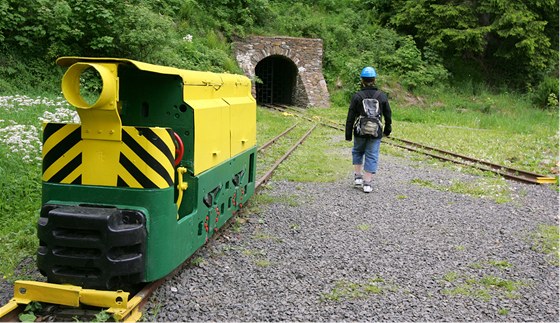 Dlní lokomotiva ped vstupem do hornického skanzenu tola íslo 1 v Jáchymov.