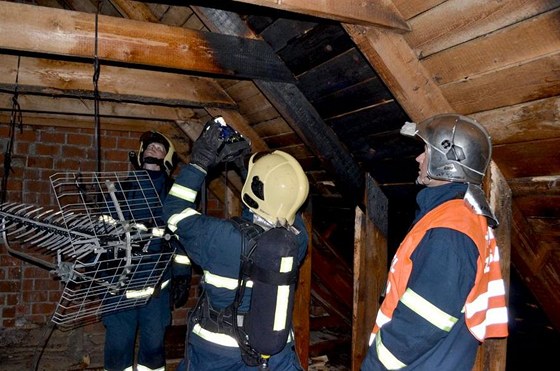 Hasii zkoumají místo, kudy proel stechou kulový blesk a zapálil rodinný dm v Sadov na Karlovarsku.