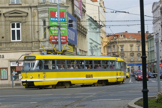 Oprava tramvajové výhybky v sadech Ptaticátník pinesla první komplikace v doprav.