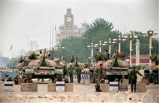 ínská lidová armáda steí dva dny po masakru na Tchien-an-men hlavní pístupové cesty na námstí