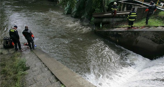 Jez na Mlýnském potoku v Olomouci, kde se utopil ák novojiínské koly a uitelka, která mu skoila na pomoc. Instruktor, který skoil z raftu také na pomoc, bojuje v nemocnici o ivot.