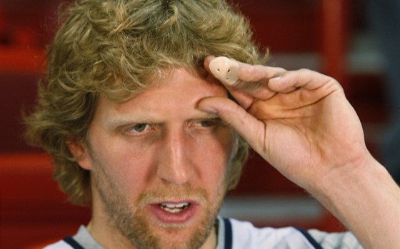 Dirk Nowitzki, hvzda Dallasu Mavericks, a jeho poranný prst. 