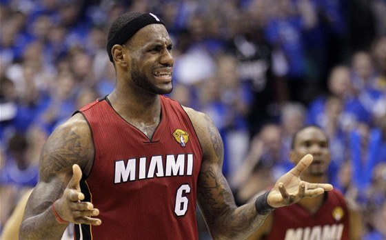 Roztrpený LeBron James z Miami Heat bhem tvrtého finále NBA.