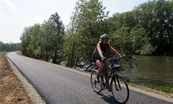 Nová cyklostezka vede napíklad kolem Baova kanálu (na snímku úsek u Napajedel), zlínská radnice chce podmínky cyklistm zlepit i v krajském mst.