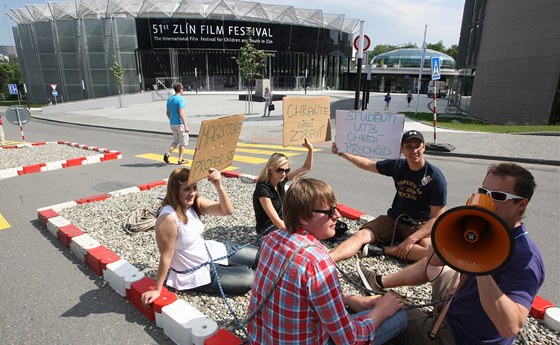 Studenti bojují za nový pechod u UTB ve Zlín. Svázali se uprosted cesty.