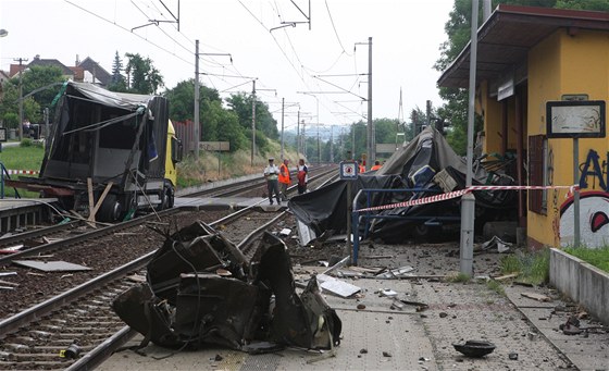 Rychlík narazil do kamionu na pejezdu u Spytihnvi na Zlínsku. (8. ervna 2011)