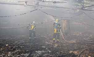 Hasii bojují s plameny hoící líhn na Opavsku