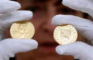 Jablonecká mincovna vyrazila deset tisíc plzeských andlík, kterými se bude platit bhem Historického víkendu.