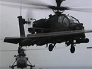 Helikoptra Apache britsk armdy startuje z plavidla Ocean