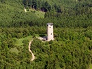Jako zícenina starého hradu se uprosted chibských les tyí na nejvyím vrchu Brdo stejnojmenná kamenná rozhledna.