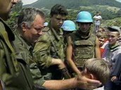 ervenec 1995, Srebrenica. Ratko Mladi hlad malho Izudina Alie