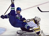 TVRD STET. tonk Vancouver Daniel Sedin pad pes branke Bostonu Tima Thomase.