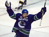 Daniel Sedin z Vancouveru slaví gól.