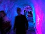 troby jeskyn Grotte de la Mer de Glace jsou spoe osvtlen barevnmi svtly.