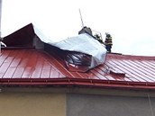 Hasii odstrauj pokozenou stechu z domu v pici. (8. ervna 2011)