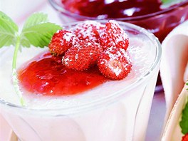 Panna cotta s jahodami.