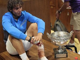Rafael Nadal s vtznou trofej v atn po finle Roland Garros 2011