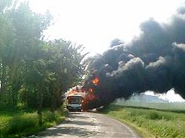 Ticet cestujcch uniklo spolen s idiem ped plameny v autobuse v Jedl na Havlkobrodsku.