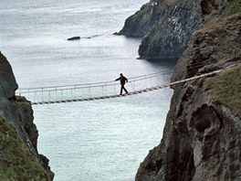 Most pes skalní proláklinu v severoirském Antrimu