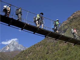 Turisté na most v Namche Bazaaru v Nepálu