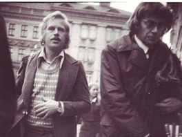 Václav Havel a dalí disident Jií Nmec, jak je v záí 1976 vyfotila StB na...