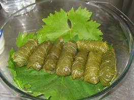 Dolmades se dus jenom 20 minut, pak se nechaj zvolna vychladnout.